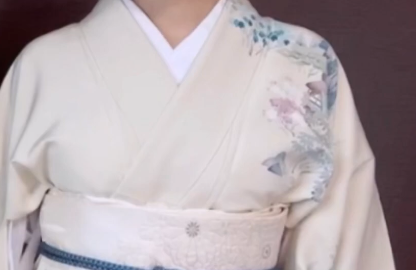 半衿の見え加減